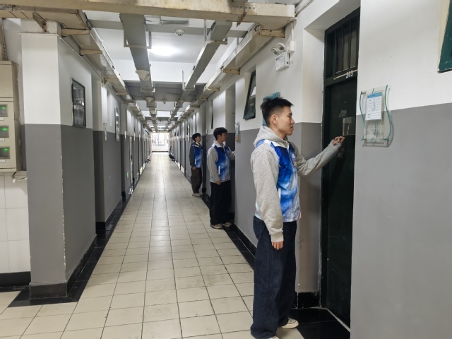 入党积极分子着装整洁言行得体.jpg